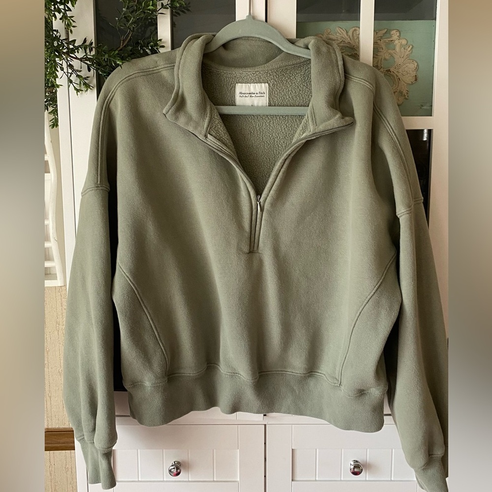 🌿 Soft Sage Green Abercrombie & Fitch Polo Sweatshirt